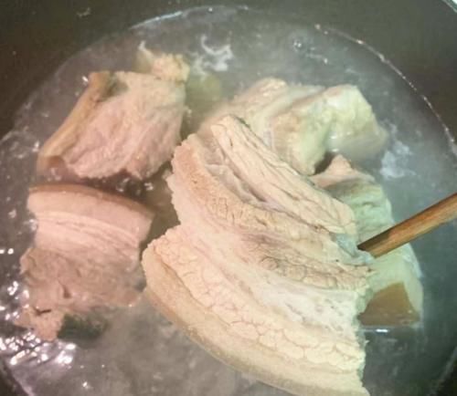 难怪猪肉那么香,还是将猪肉焯水去腥水,大厨,只要我们方法用对了