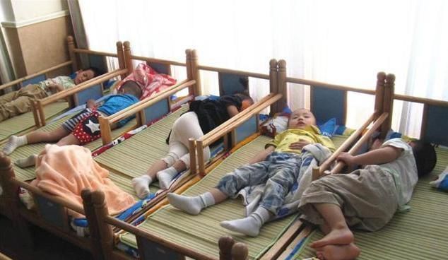 孩子|儿子在家从不睡午觉,到了幼儿园却很乖,宝妈看完监控后有些难受