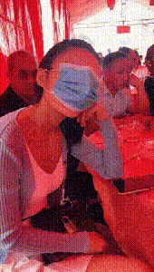 |搞笑GIF:我都不敢这么p,她却敢这么长!