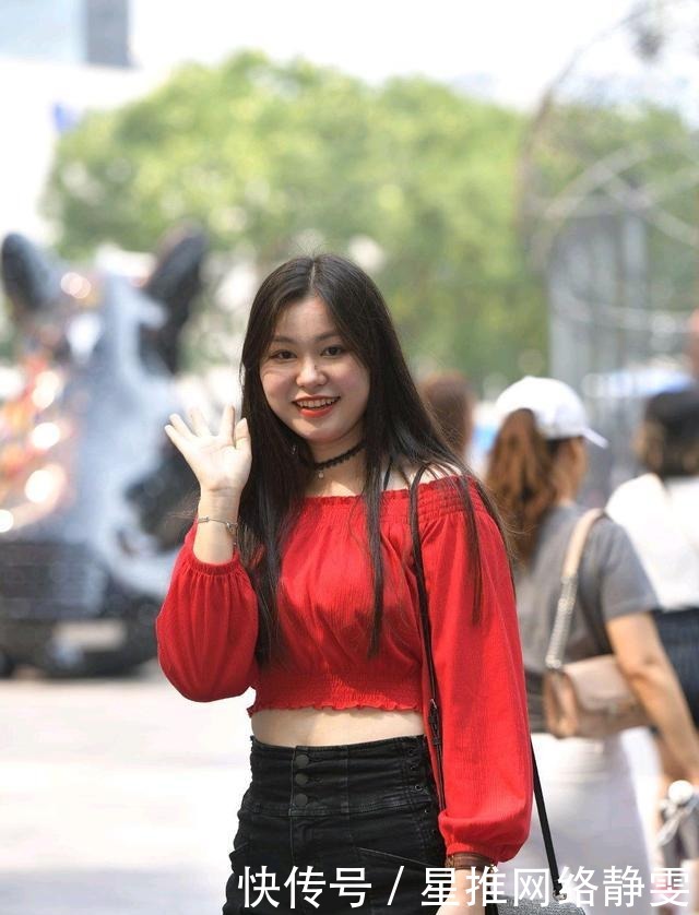 红色一字肩上衣穿在身上热情又奔放,热辣女孩的首选服装!