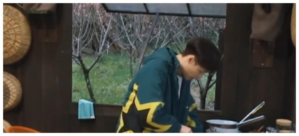 杨紫做客向往的生活,与张艺兴下地干农活,二人眼神很抢戏