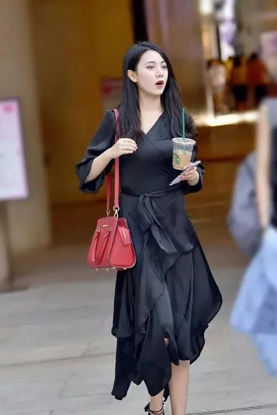 黑色连衣裙彰显了美女的气质,美丽大方还兼具优雅简约风