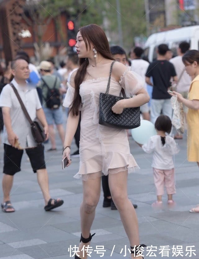 穿搭|最近很火的黑色束脚高跟，搭配蕾丝卡其裹身裙，时尚气息光芒四射