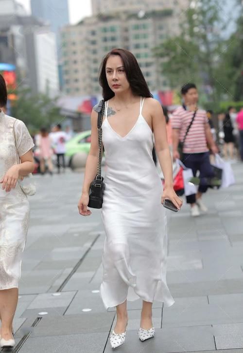 洋气|白色真丝连衣裙，勾勒丰满身材的同时，更显高级洋气