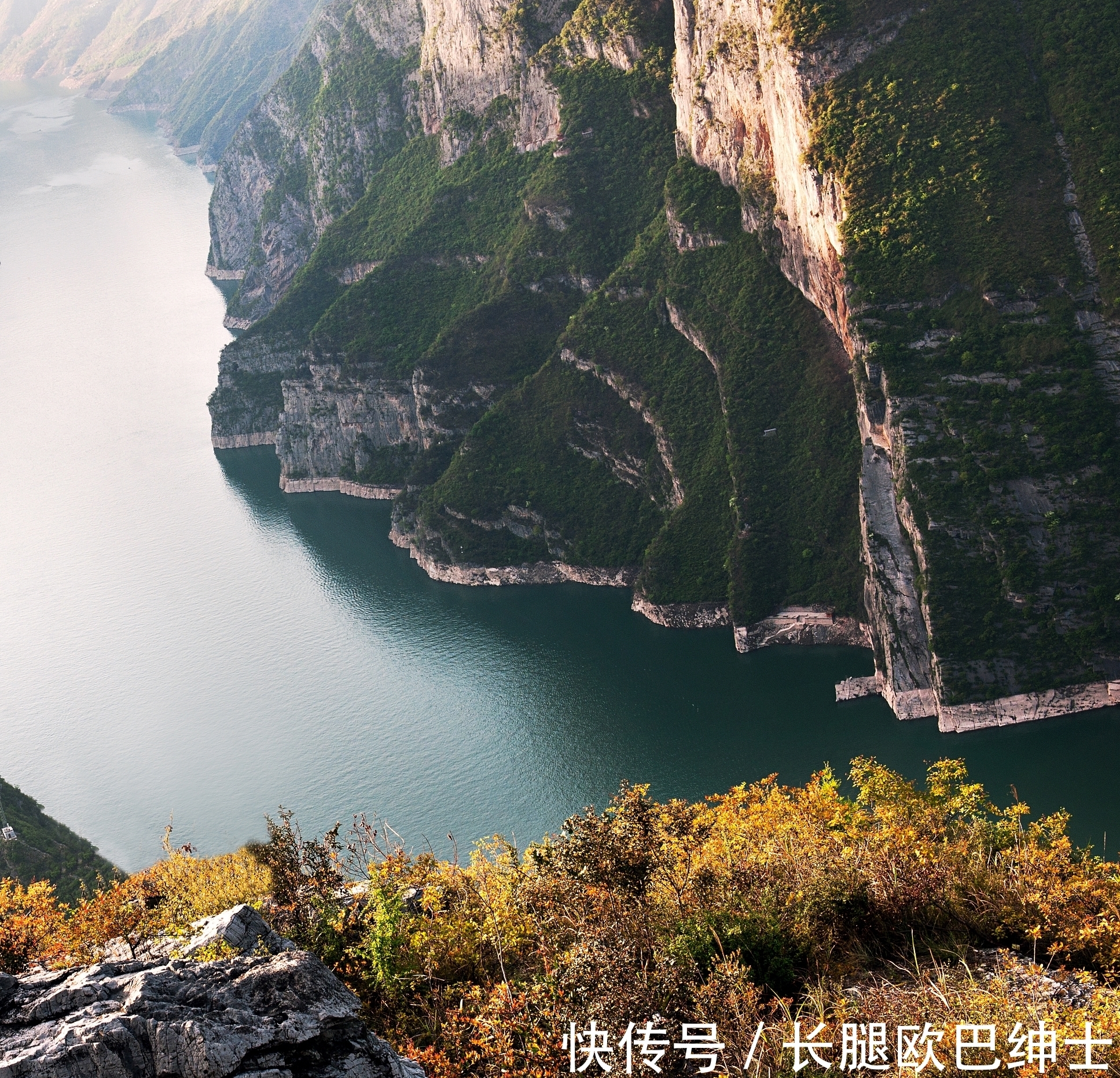 苏迈!苏诗的一首排律《入峡》,共三十个对句,对仗工整,章法严密,