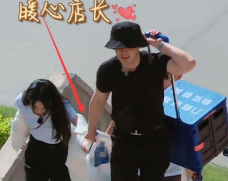 拉手 黄晓明“牵手”赵丽颖上楼梯,而谁注意两人拉手方式?太不克制了