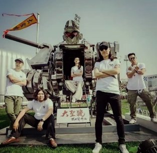 九派新闻|男子耗时7年自制喷火“长城龙”：花掉北京一套房，向世界展示中国文化