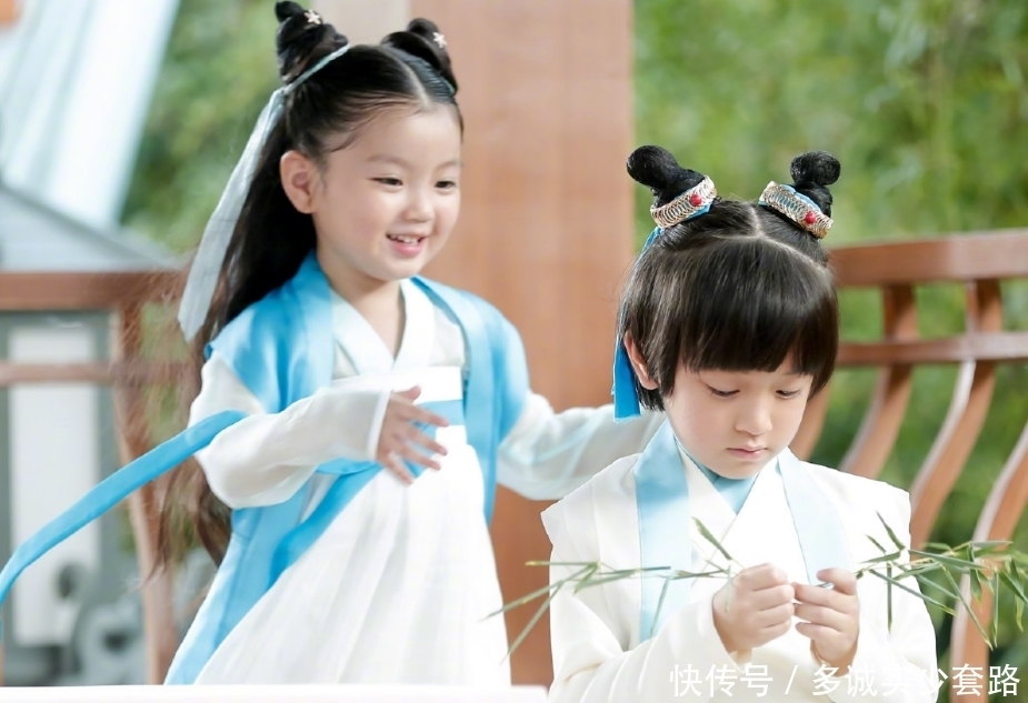 面对镜头|《爸爸4》播出4年了,阿拉蕾李亦航同框庆端午,两人大长腿抢镜