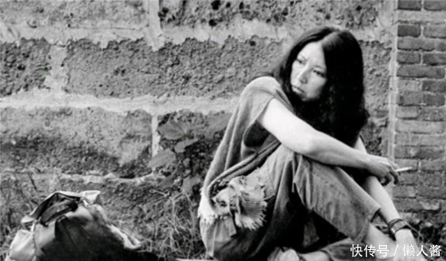 成都|三毛痛失恋人后,孤独游荡在成都街头,4个月后在医院用丝袜自缢