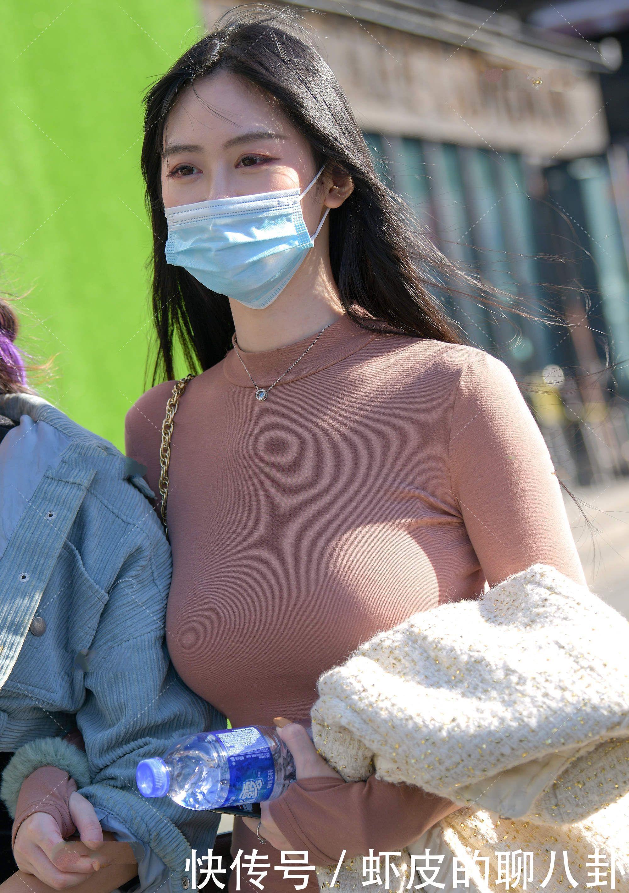 整体造型 一件藕粉色连衣裙温柔大方，加上半高领的设计，更添时尚气质