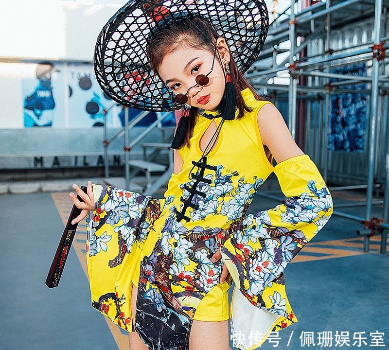 穿搭|童装也变质了?小女孩穿吊带裙涂口红,“网红风”穿搭被说太成熟