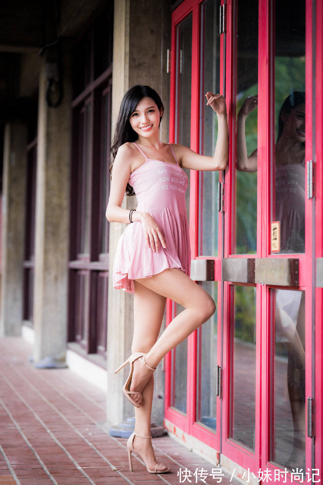 时尚感 吊带裙简单的设计不挑人,也很容易穿出时尚感