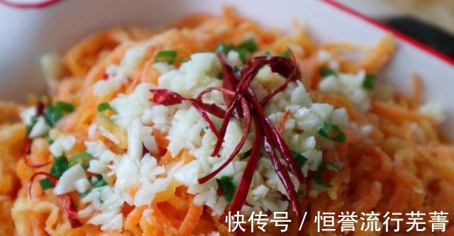 胡萝卜丝|秋天雨水多,遇到这碱性蔬菜记得吃,1块一斤,切丝一蒸营养美味!
