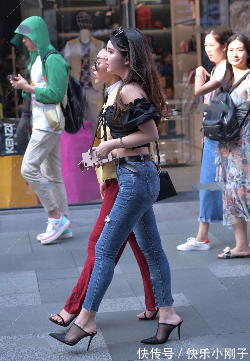 大街|美丽的女人就像淡淡的牡丹花,一人走在大街上,散发着独特的味道