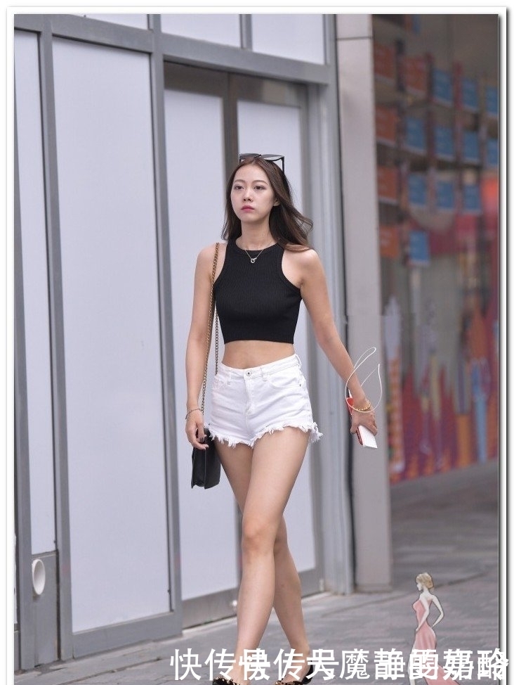 小姐姐黑色背心白色热裤，你们喜欢吗？