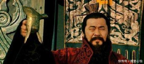 泰山上写有简单的两个字,在场专家却无人知其意,郭沫若:很简单