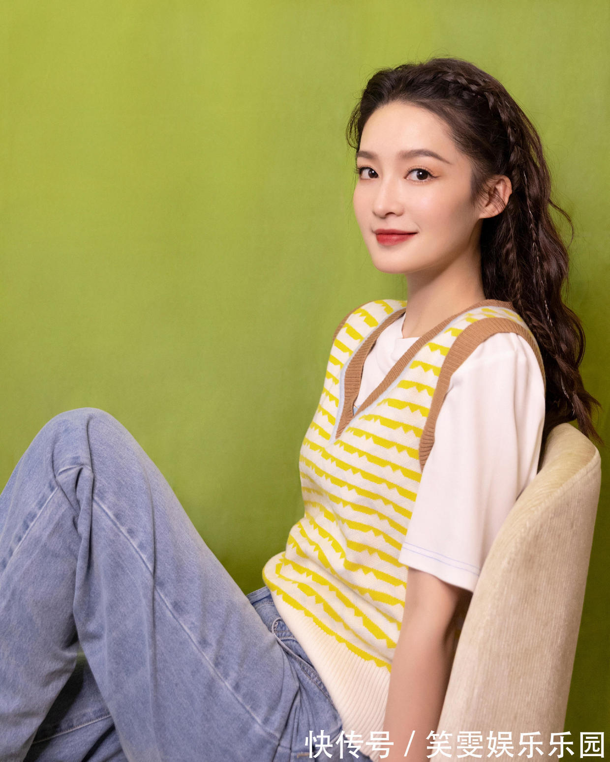 透视连衣裙|李沁身材和气质真绝了!穿大红色透视连衣裙亮相,漫画腿真吸睛