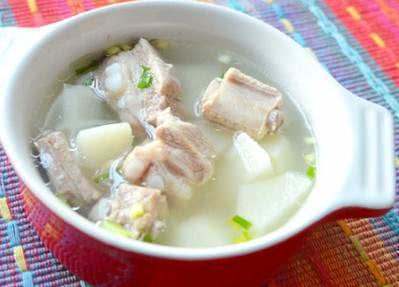 营养|炖排骨是焯水还是泡水好多人不懂,难怪排骨营养流失还发柴