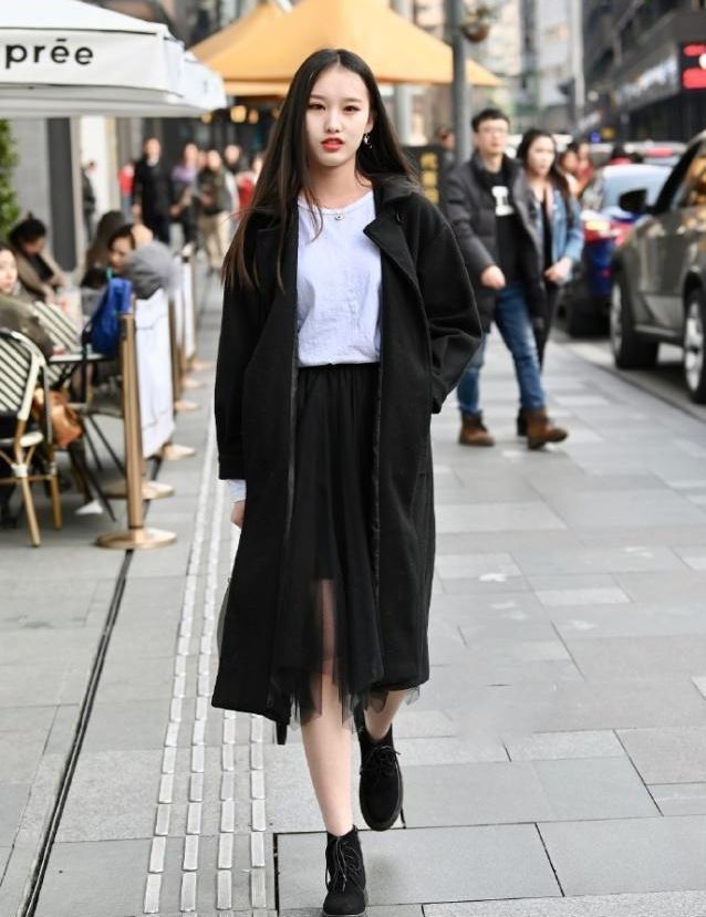 简洁|街拍:身材高挑气质不凡的姐妹花,休闲装的搭配简洁又唯美
