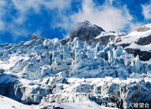 从未有人登顶的玉龙雪山，山上常年都有雪，还被纳西族人称为神山