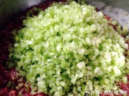 脆嫩|芹菜包饺子,先焯水还是直接包?都错了,这么做才翠绿脆嫩不出水