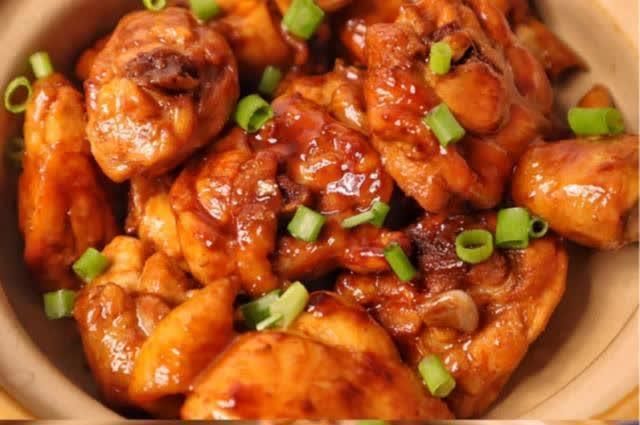 香到舔手指，不加一滴水就能做的——葱油焖鸡