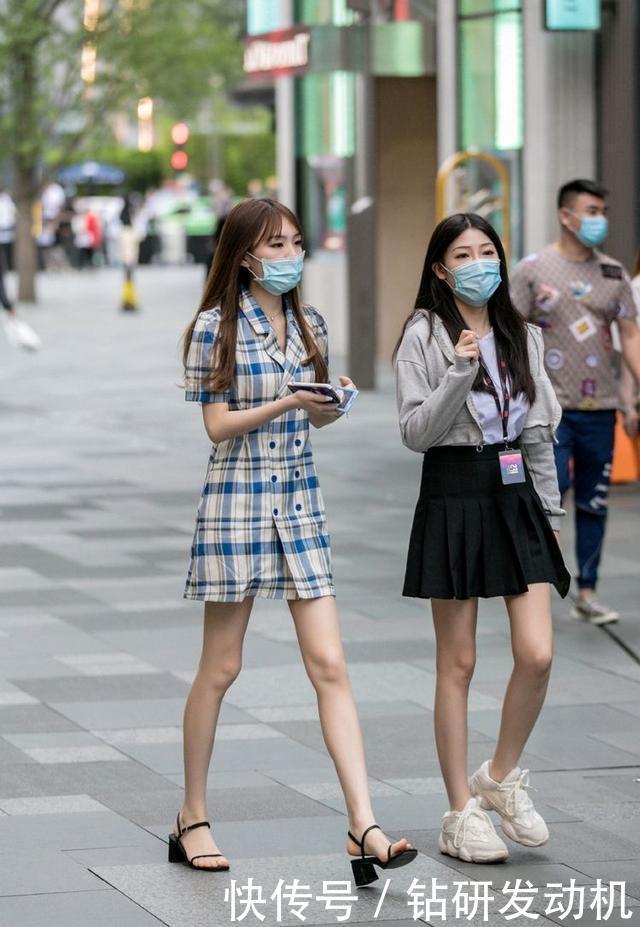 街拍美女身材微胖还带着一点婴儿肥,显得特别可爱