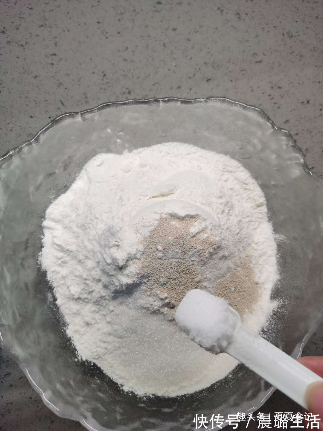 自从学会这早餐，儿子就迷上了它，卷一卷煎一煎，蓬松酥脆香喷喷