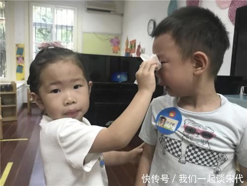 医生|4岁女儿误将胶水滴入眼睛,宝妈临危不乱的做法,医生直夸有文化