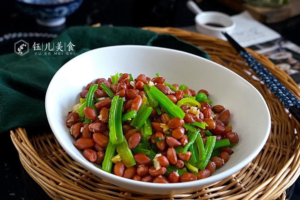 用花生米这样做下酒菜，太实用了，不油炸不用炒，宴客倍有面子