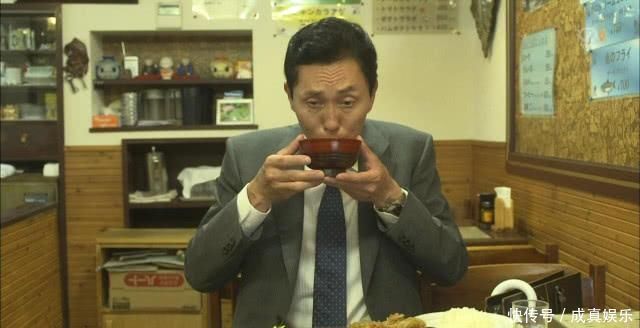 端着碗吃饭|外国人的疑问:为什么中国人要端碗吃饭,这样很不礼貌!