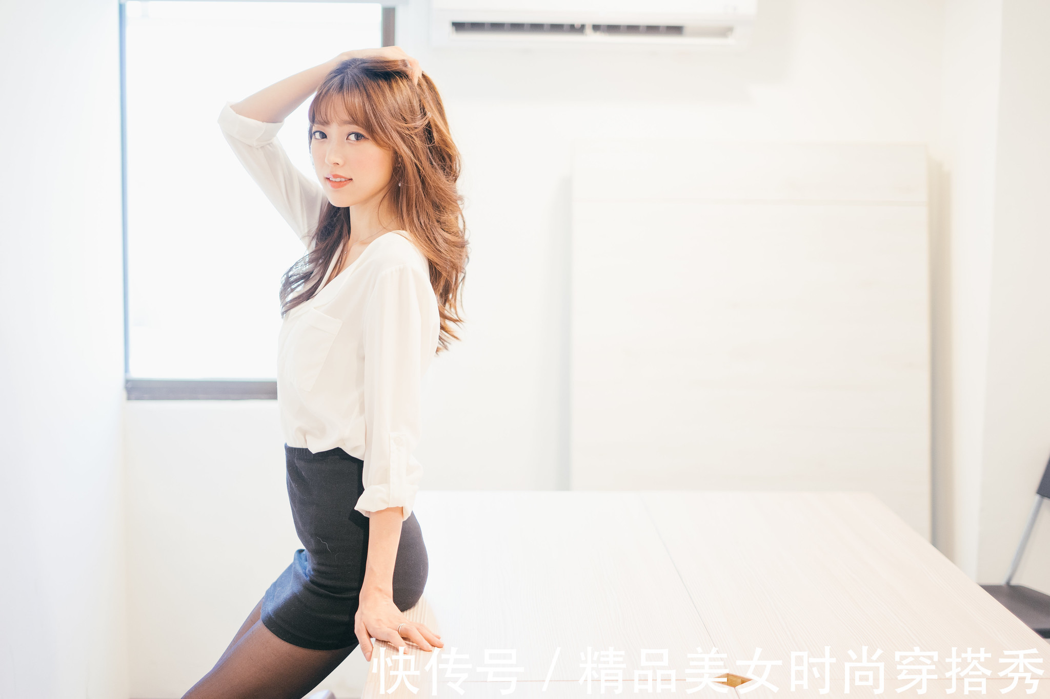 短裙 白色的衬衫下搭黑色的短裙,黑与白的搭配简约时尚有气质