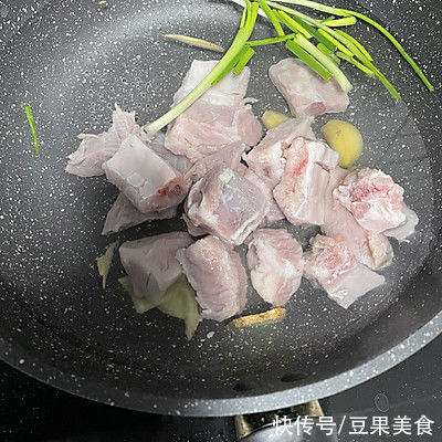 #暖冬酱在手，嗨吃部队锅# 超下饭！韩式炖猪排