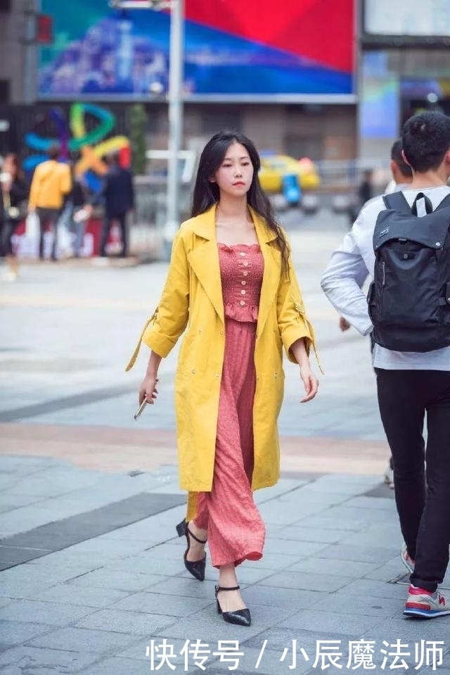 路人街拍，搭配粉红色的吊带，轻松在人群中脱