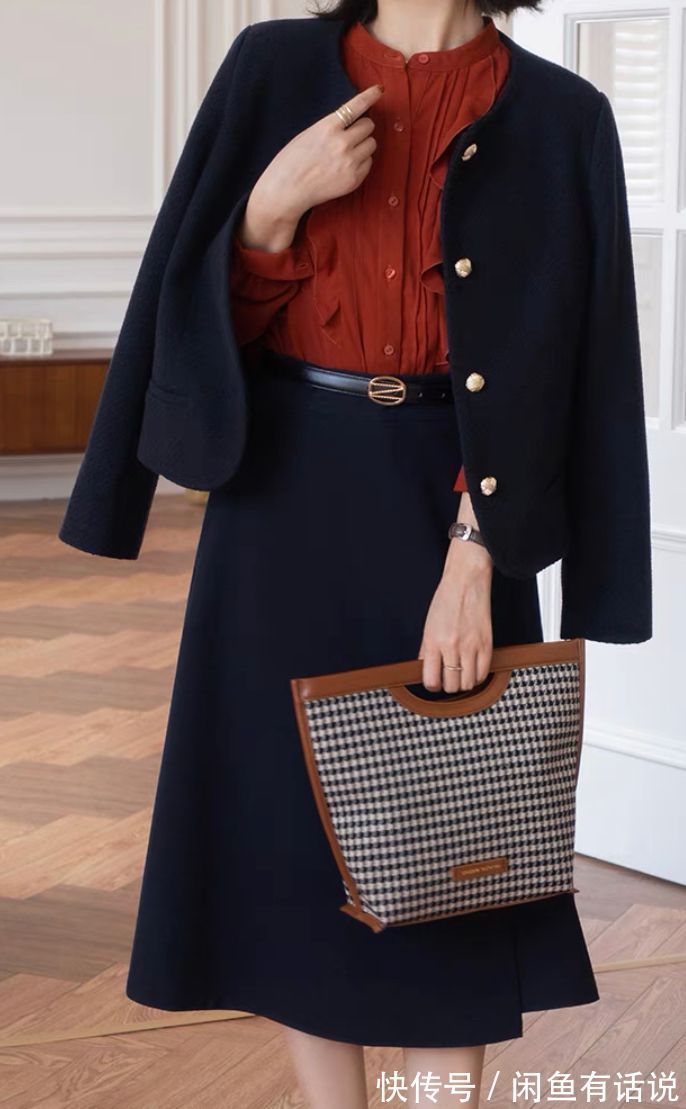 格纹|早春长大衣失宠了,35岁阿姨的“短大衣+裙子”保暖又高级,真美