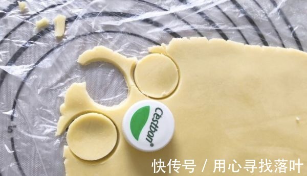 搅拌均匀|不容易翻车的泡芙制作过程，掌握这个技巧，做出高颜值的摩卡泡芙！