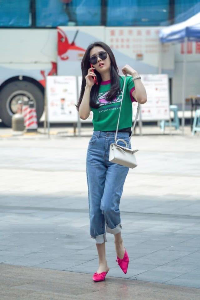 街拍:面带微笑的小姐姐,短袖搭配白色牛仔热裤,充满时尚气息