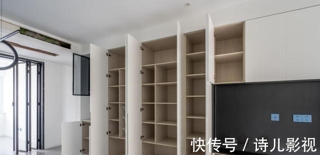 墙板|电视墙长4米多,铺护墙板提升颜值,内嵌玻璃柜增收纳,简单利落