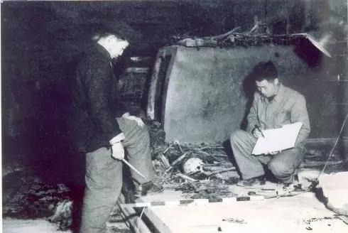 又一组万历帝陵考古挖掘现场老照片,图6是出土的万历皇帝龙袍