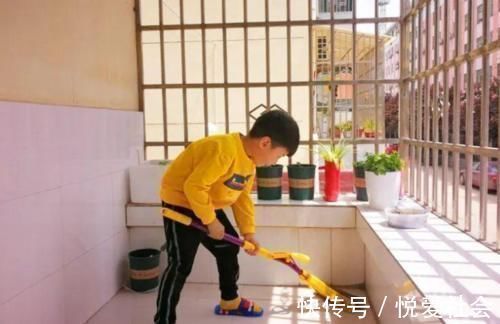 孩子|“新型攀比”进入校园,学生身上穿着普通校服,脚上却是上千块的耐克