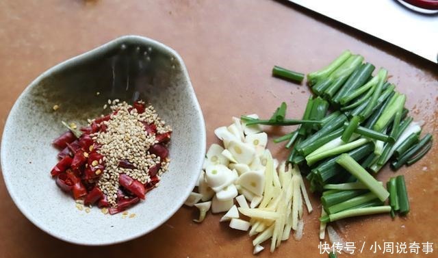 煎带鱼时，万不可直接下锅！多做这1步，鱼皮不破还省油，没腥味