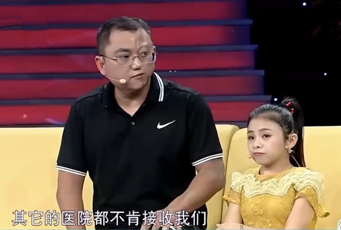 女孩|90厘米“袖珍”女孩怀孕,不听劝阻生下孩子,见到孩子观众叹息