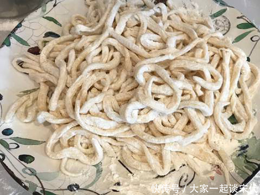 煮面条时，冷水下锅还是热水下锅？很多人都不懂，难怪面条不劲道