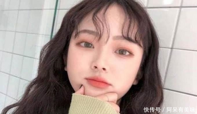 女生留这4种刘海会显脸小，八字刘海已落伍，“S型”的它最遮肉