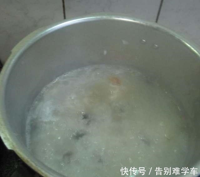 皮蛋瘦肉粥的正宗做法,秘诀在这里,去腥香浓又美味!