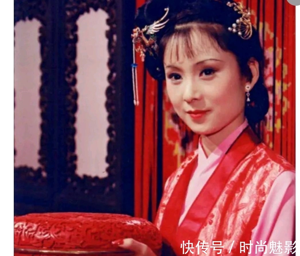 年纪&细抠薛宝钗的年纪,她不可能年方二八,更不可能和袭人、晴雯同庚