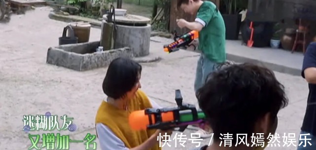 黄渤|张艺兴录制节目受欺负被黄磊追着打,被黄渤泼水,头发全湿透!