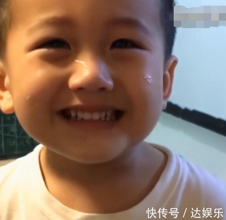 孩子|弟弟被姐姐打哭,一边告状一边护着姐姐,画面太暖感动众人