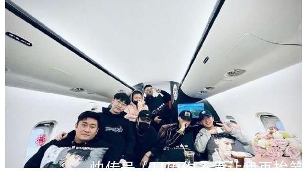 黄子韬高调晒私人飞机,在高空享受牛排大餐,宠物狗独享豪华座椅