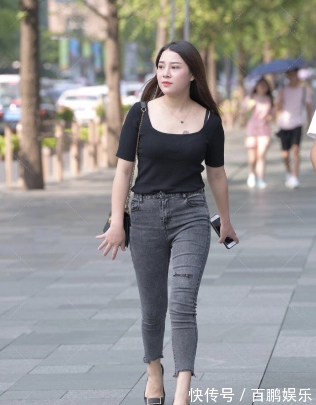 高跟 微胖靓妹牛仔裤搭配黑色高跟,精致的时尚感是她光芒四射的原因